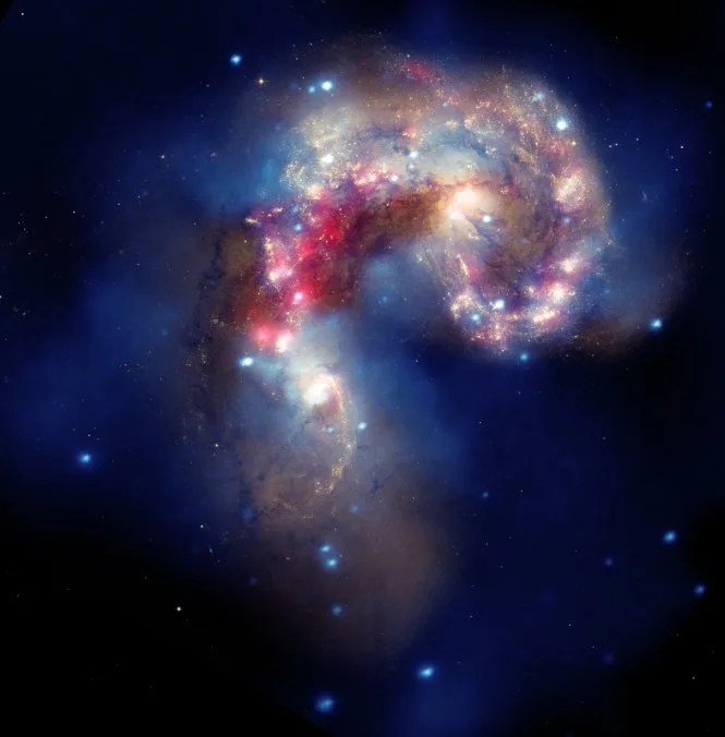 Two colliding galaxies in the Antennae galaxies